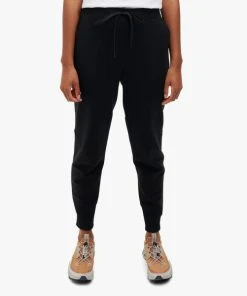 On Women’s Sweat Pants (Black)