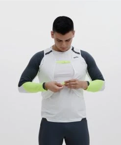 BROOKS Men’s Run Visible Convertible Jacket (134 - White/Asphalt/Nightlife) -New balance-shop 8BA24DF9 38A1 4F12 AF0B A2E575B4E139