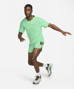 Nike Men's DRI-FIT Trail Solar Chase Short-Sleeve Running Top (363 - Spring Green/Gridiron) -New balance-shop DV9305 363 E PREM 2000